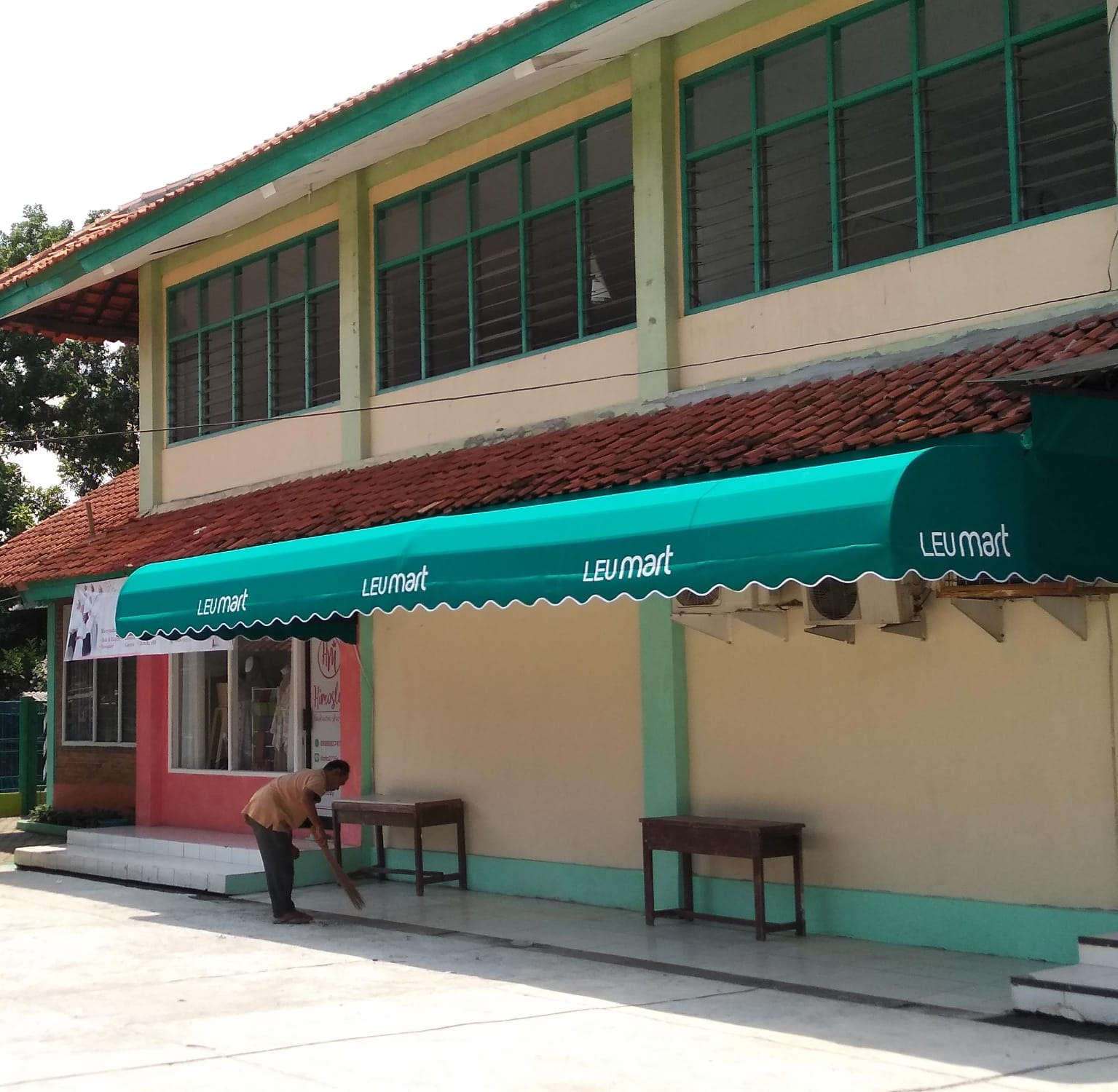 Salah satu keunggulan terbesar dari canopy kain depok adalah fleksibilitas desainnya. Kain dapat disesuaikan dengan berbagai bentuk