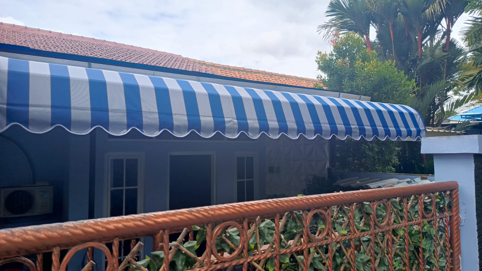 Canopy awning adalah solusi tepat untuk memberikan perlindungan dari cuaca sekaligus meningkatkan estetika bangunan