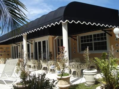 Canopy awning berkualitas tidak hanya melindungi Anda dari cuaca, tetapi juga memperindah tampilan rumah juga